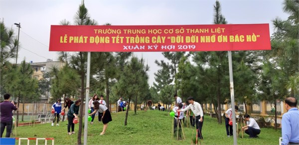 Một số hình ảnh lễ phát động tết trồng cây Đời đời nhớ ơn Bác Hồ của trường THCS Thanh Liệt năm học 2018 - 2019.