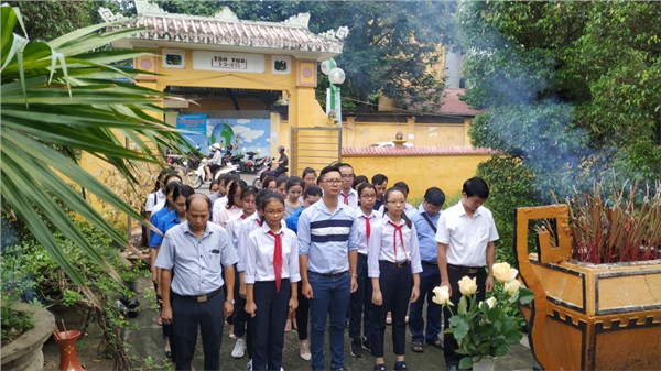  Một số hình ảnh giáo viên và học sinh trường THCS Thanh Liệt viếng nghĩa trang liệt sỹ  xã Thanh huyện Thanh Trì nhân dịp 72 năm ngày thương binh liệt sĩ (27/7/1947- 27/7/2019)