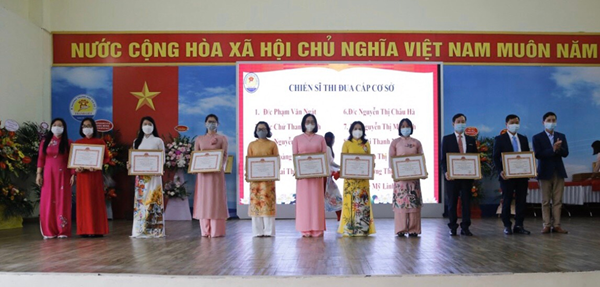    Lễ tuyên dương các điển hình tiên tiến, các nhà giáo tiêu biểu năm học 2020- 2021,  Chào mừng kỷ niệm 39 năm ngày nhà giáo Việt Nam (20/11/1982- 20/11/2021)
