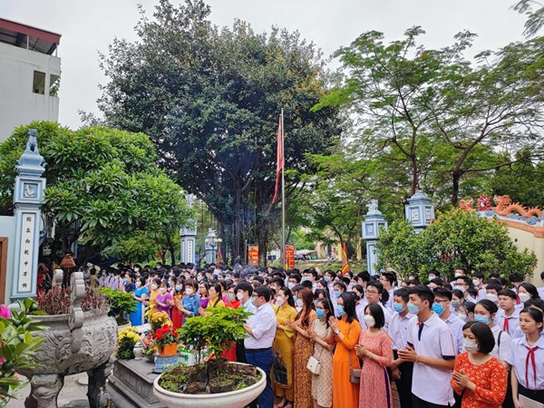 Một số hình ảnh HS khối 9 của trường THCS Thanh Liệt đã đến dâng hương tại đền thờ  Chu Văn An năm học 2021-2022.