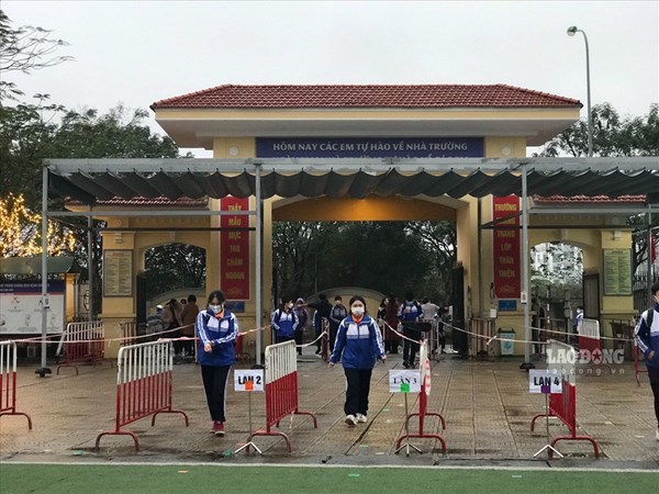Học sinh Hà Nội rạng rỡ ngày đầu đến trường học trực tiếp