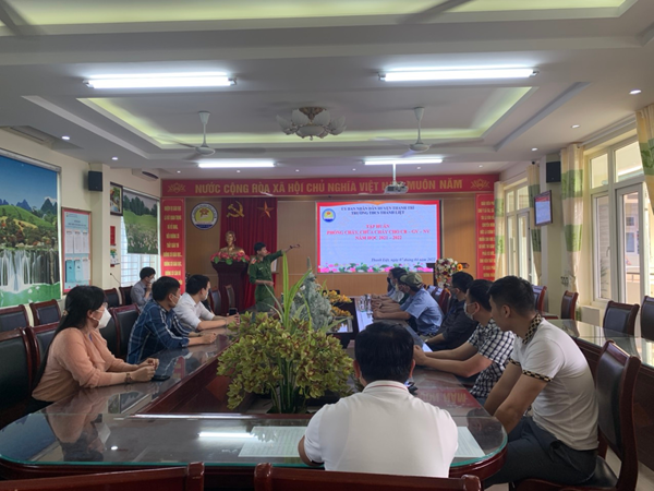 Một số hình ảnh tập huấn công tác phòng cháy chữa cháy của cán bộ giáo viên trường THCS Thanh Liệt năm học 2021-2022